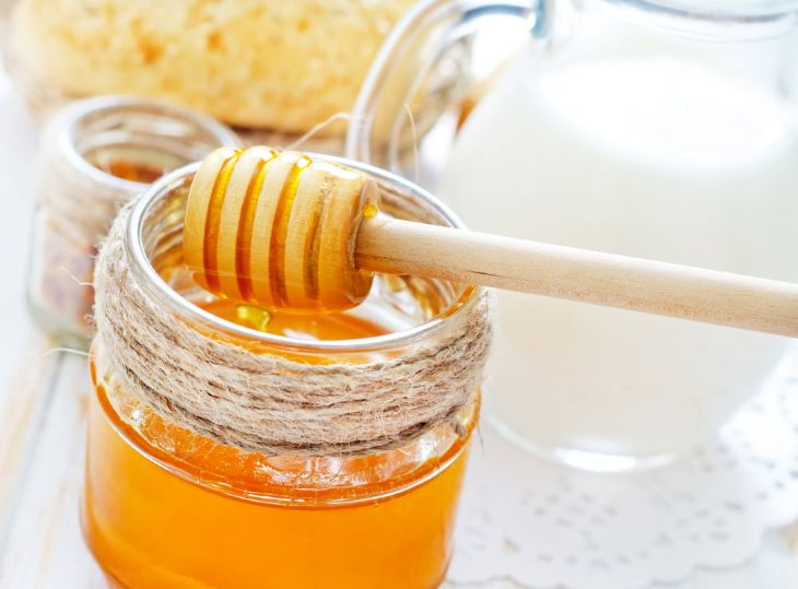 Uống nước mật ong ấm mỗi tối giúp khắc phục tình trạng mất ngủ