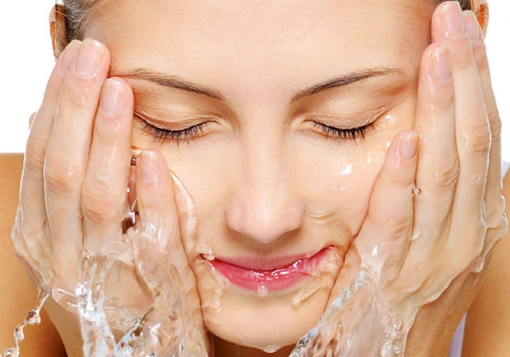 Vệ sinh và chăm sóc da mặt đúng cách giúp ngăn ngừa viêm da cơ địa