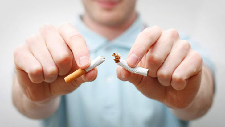 Khói thuốc lá là một trong những nguyên nhân gây viêm phế quản