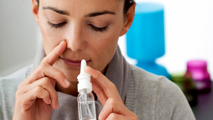 Thực hiện rửa mũi mỗi ngày bằng nước muối sinh lý