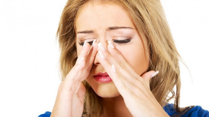 Người bệnh có thể cảm thấy chóng mặt, đau đầu, nghẹt mũi khi bị polyp mũi do viêm xoang