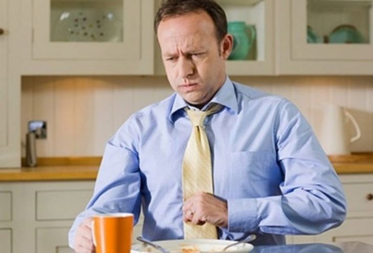 Chế độ ăn uống không hợp lý gây ợ chua nóng cổ