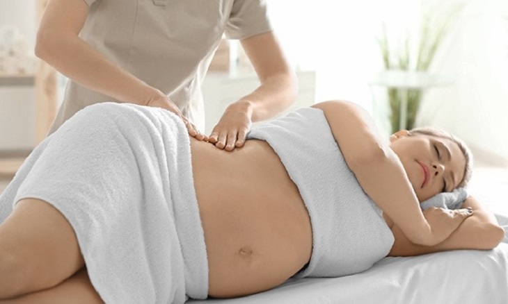 Massage là một trong những cách chữa đau đầu đơn giản, an toàn cho mẹ bầu