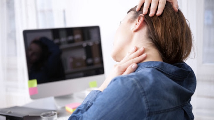 Làm việc sai tư thế cũng có thể dẫn tới đau đầu sau gáy