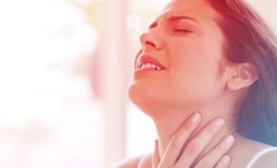 Đau đầu rát họng là tình trạng người bệnh có cảm giác đau đầu đi kèm với triệu chứng rát họng do một số bệnh lý gây ra