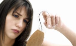 Đâu đầu rụng tóc có thể là dấu hiệu cảnh báo một số bệnh lý nghiêm trọng