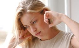 Đau đầu ù tai là hiện tượng người bệnh bị đau đầu kết hợp với việc xuất hiện những âm thanh lạ trong tai