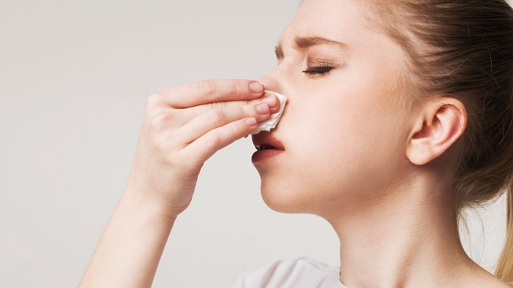 Khi bị viêm đa xoang mạn tính, người bệnh sẽ thường xuyên bị chảy dịch mũi