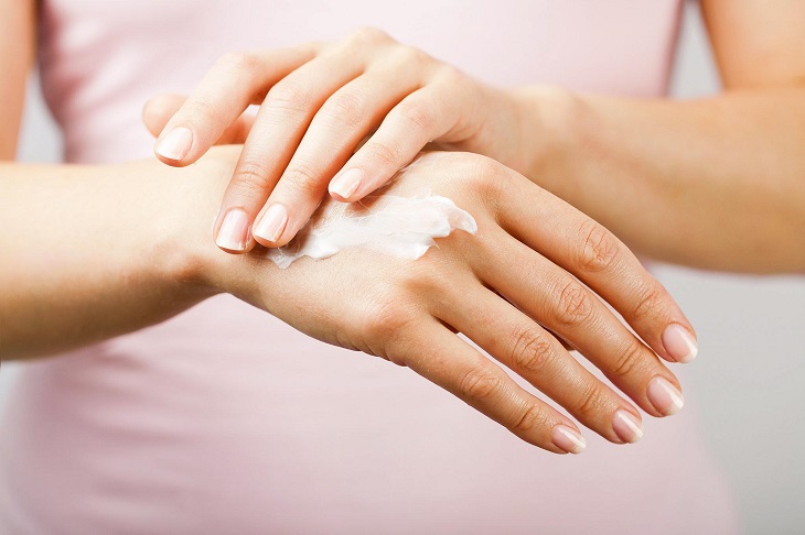 Người bệnh cần dưỡng ẩm da, chăm sóc da thường xuyên để phòng ngừa bệnh tổ đỉa