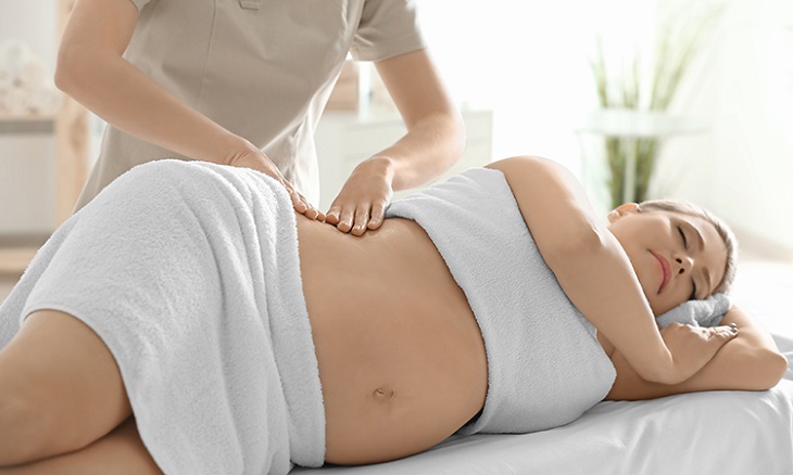 Massage có tác dụng giảm đau, giúp mẹ bầu cảm thấy thoải mái