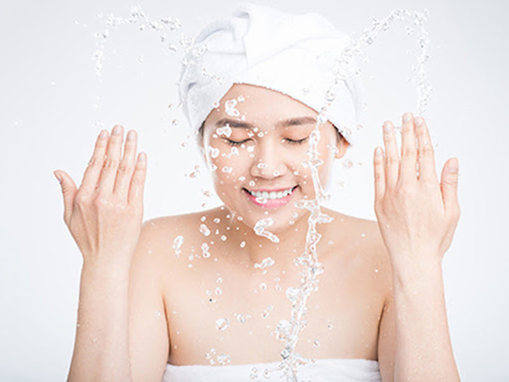 Làm sạch da là bước chăm sóc quan trọng cho da khô mụn 