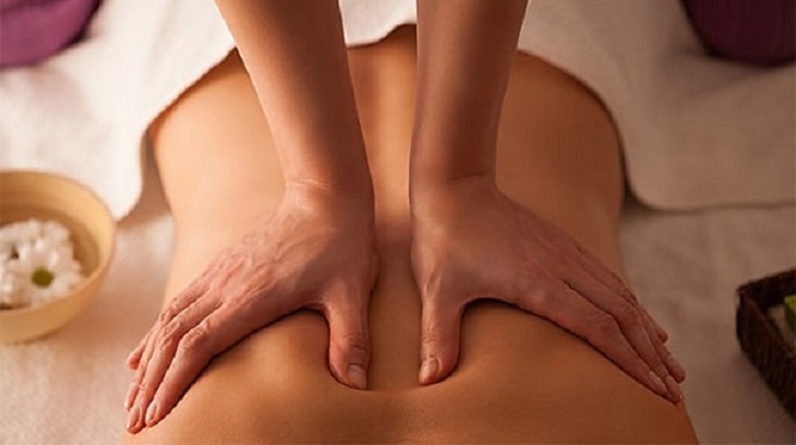 Thường xuyên massage lưng giúp giảm đau và tạo cảm giác thoải mái, dễ chịu
