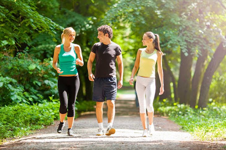 Người bị đau lưng nên duy trì thói quen đi bộ 4 - 5 lần/tuần, khoảng 20 phút mỗi lần