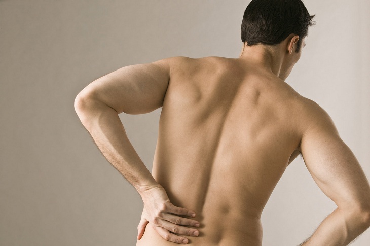Đau thắt lưng trái ở nam giới nguy hiểm không? Điều trị thế nào?
