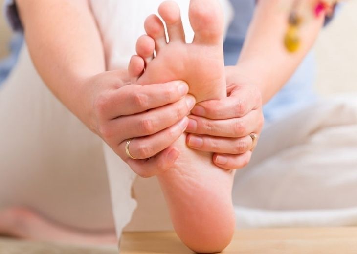 Tê tay chân là hiện tượng tê buốt và ê mỏi ở các đầu chi, cánh tay, dọc khắp cẳng chân