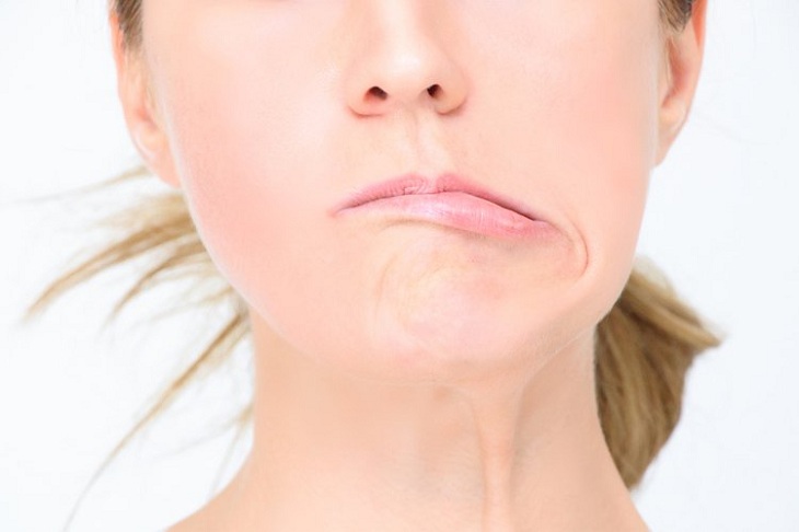 Người bị trẹo quai hàm không thể hoạt động vùng miệng và cổ như bình thường
