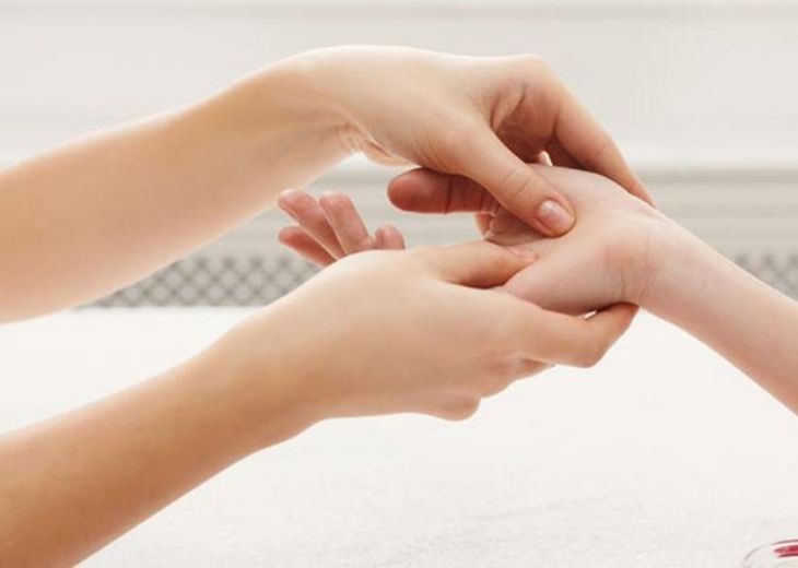 Xoa bóp massage trị tê tay chân