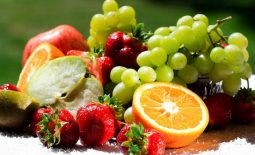Sử dụng trái cây tươi hàng ngày có lợi cho làn da bị mụn