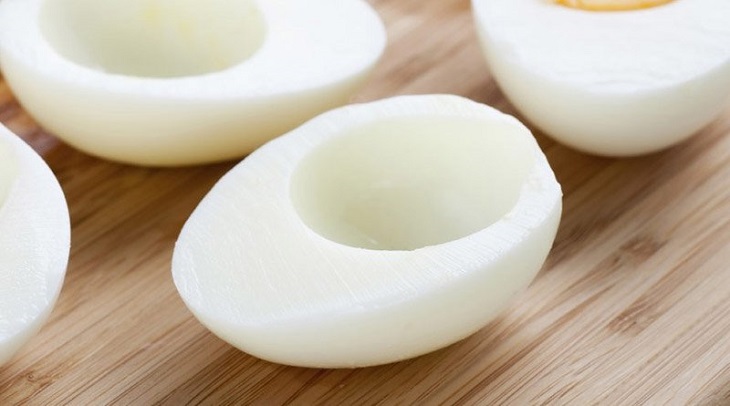 Lòng trắng trứng là thực phẩm phù hợp cho người bệnh, giúp cung cấp protein, hạn chế hấp thụ kali và photpho vào cơ thể