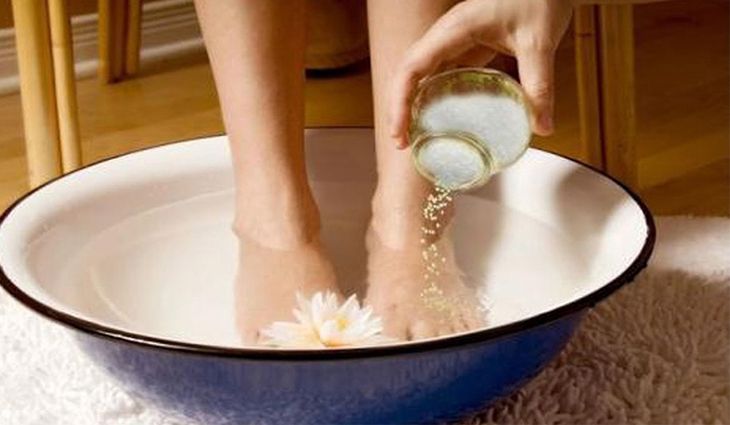Sử dụng nước muối ngâm chân cũng giúp giảm sưng, đau đáng kể