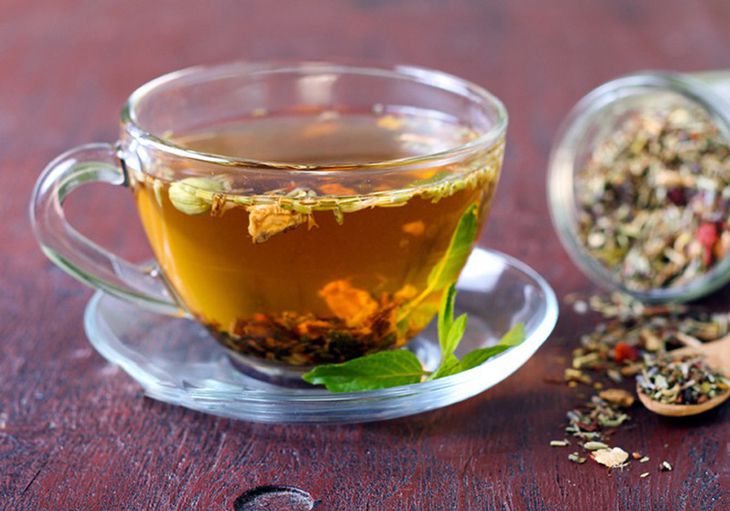 Một ly trà thảo mộc sẽ giúp giảm đau do gout cấp