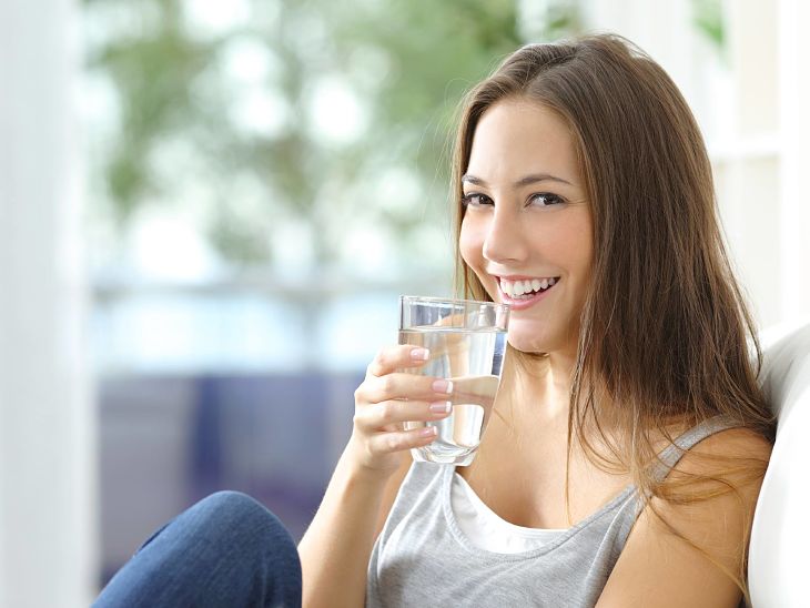 Uống đủ nước mỗi ngày để hỗ trợ phòng ngừa bệnh gout