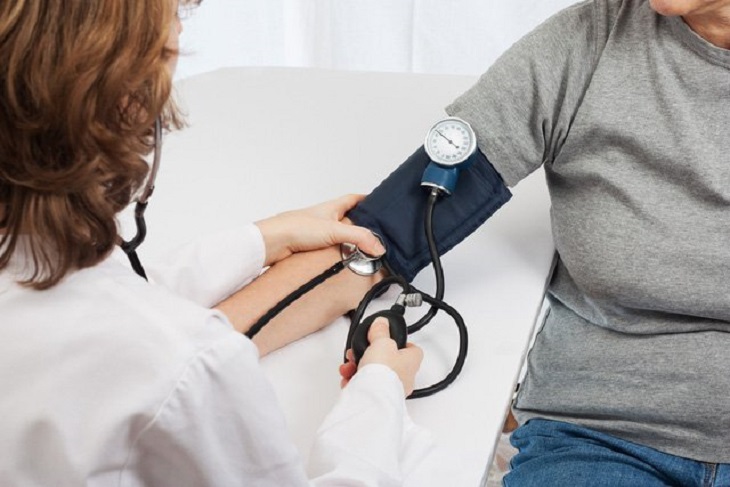 Người bệnh thận cần được kiểm tra huyết áp thường xuyên