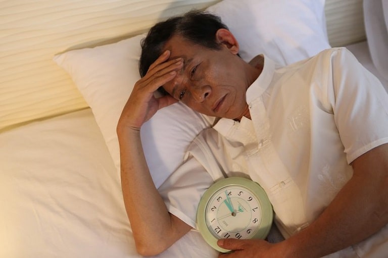 Chú Hưng mất ngủ vì gout (Hình ảnh minh họa)