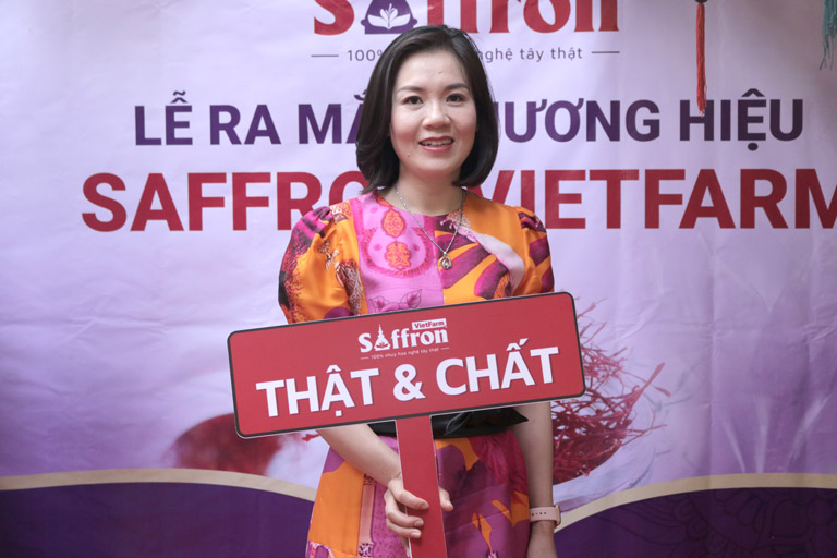 Chị Nguyễn Phượng đánh giá cao chất lượng của Saffron Vietfarm