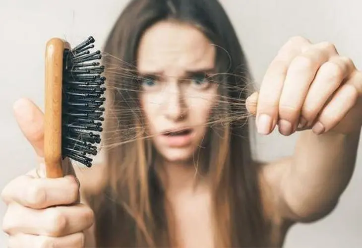 Chị em phụ nữ thường gặp các vấn đề về tâm lý khi bị rụng tóc quá nhiều