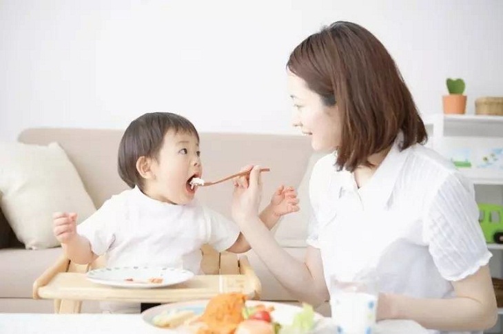 Cha mẹ nên tham khảo ý kiến của bác sĩ về chế độ dinh dưỡng của trẻ bị viêm phổi