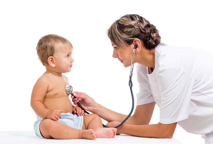 Việc điều trị bệnh viêm phổi trẻ em cần tiến hành theo đúng phác đồ điều trị của bác sĩ