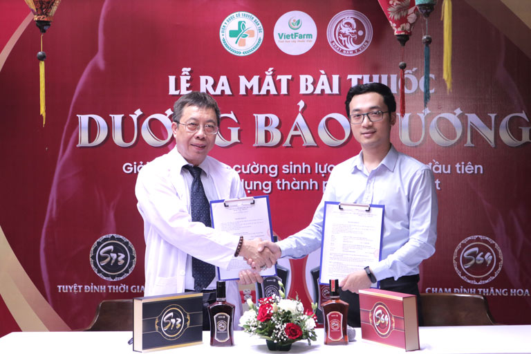 BS Tuấn ký kết hợp tác với đại diện Nhất Nam Y Viện phát triển bài thuốc Dương Bảo Vương