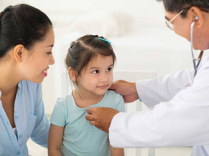 Khi thấy trẻ có những dấu hiệu bất thường về đường thở, cha mẹ nên đưa trẻ đến gặp bác sĩ để được thăm khám kịp thời
