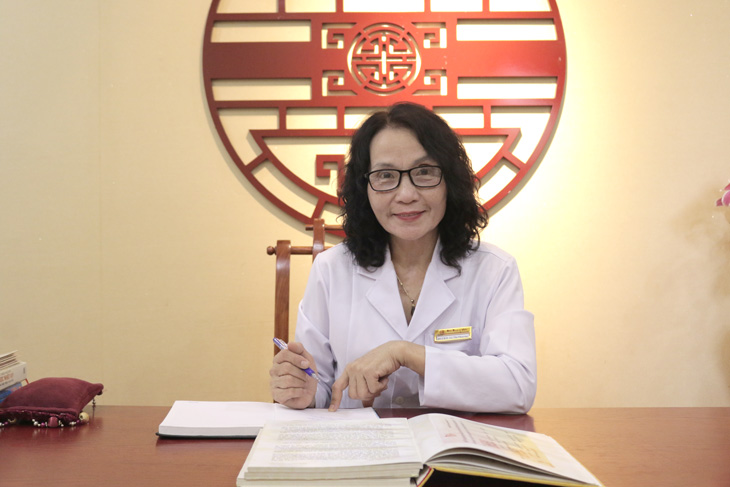 Bác sĩ Lê Phương là người trực tiếp tư vấn cho khách hàng phương pháp điều trị mụn viêm phù hợp
