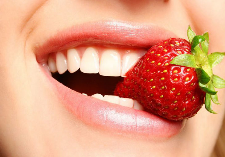 Bọc răng sứ nên ăn dâu tây để làm sạch răng tự nhiên