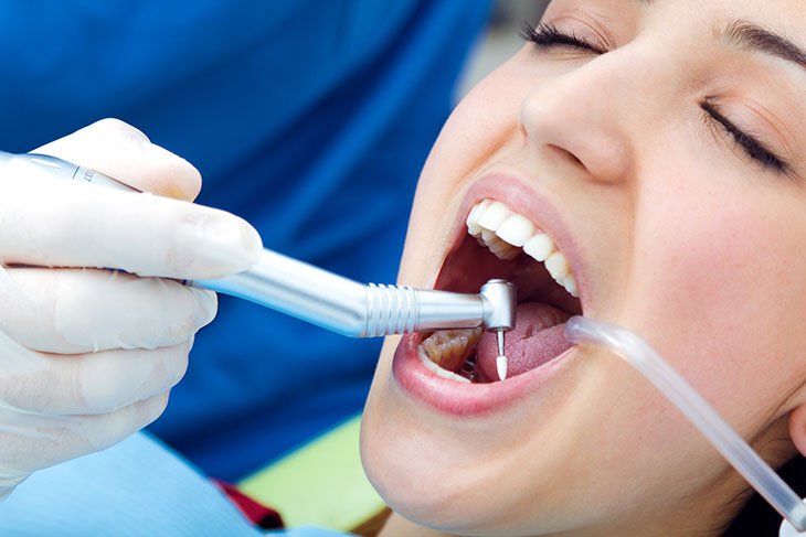 Bác sĩ sẽ gây tê vùng răng cần điều trị rồi mới tiến hành mài răng