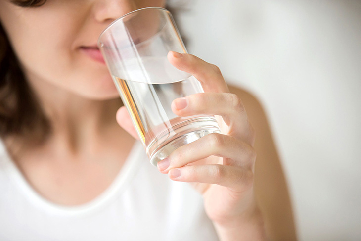 Phụ nữ nên uống nhiều nước sau khi điều trị