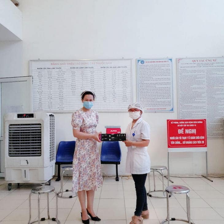 Bà Đinh Kim Thoa - trưởng ban công tác xã hội Quân Dân 102 tặng quà hỗ trợ cùng Trạm Y tế phường Phú Đô