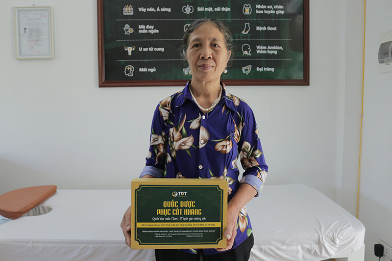 Bác Trình Thị Thúy sử dụng bài thuốc Quốc dược Phục cốt khang tại Trung tâm Thuốc dân tộc