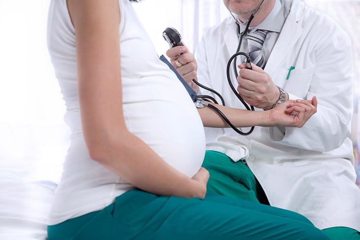 Mẹ bầu nên đi khám thai định kỳ để sớm xác định những bất thường sản khoa liên quan