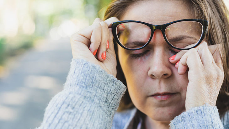 Người bệnh giảm thị lực do thay đổi vùng đáy mắt, khó nhìn xung quanh