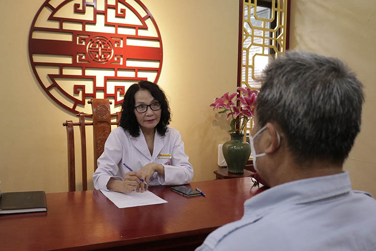 Bác sĩ Lê Phương thăm khám cho chú Quang