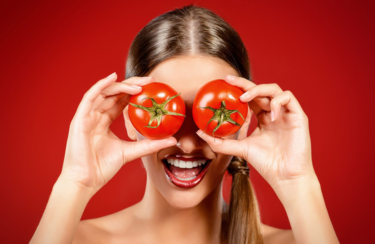 Phục hồi da nhiễm Corticoid bằng mặt nạ cà chua