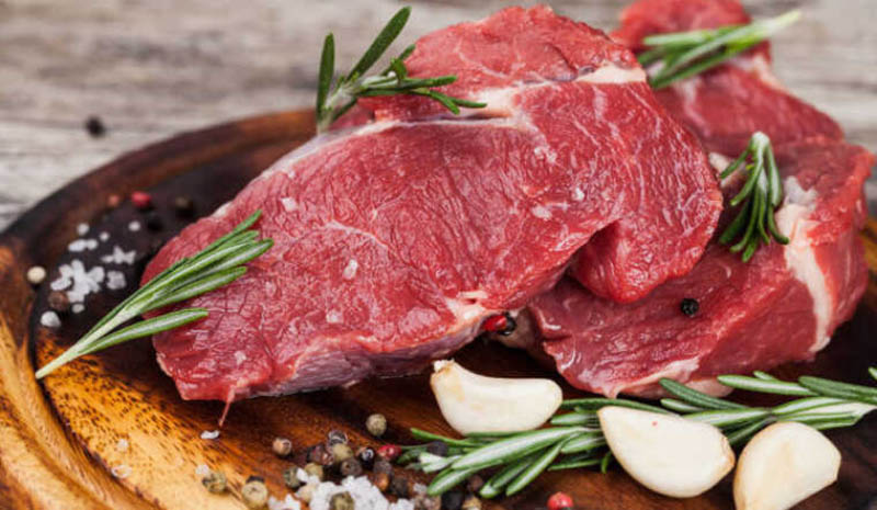 Thịt bò là loại thịt nằm trong nhóm thịt đỏ mà bạn cần kiêng