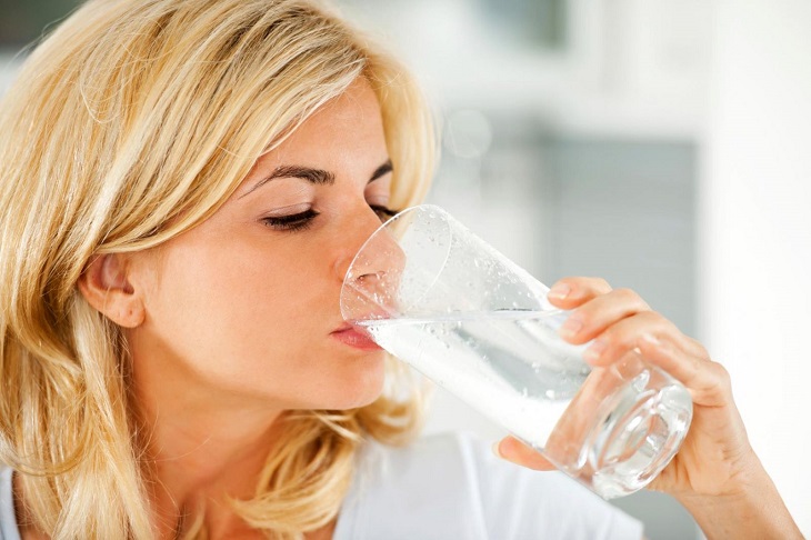 Uống đủ nước mỗi ngày để cung cấp độ ẩm cho da và cơ thể