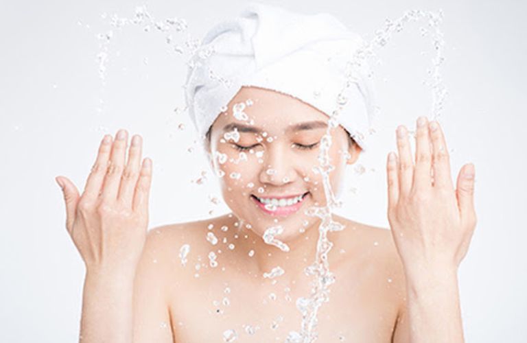 Làm sạch da là bước chăm sóc quan trọng cho da khô mụn