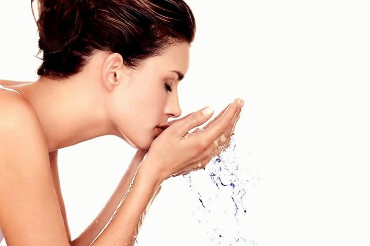 Làm sạch da khô là quá trình cần thiết khi cấp ẩm