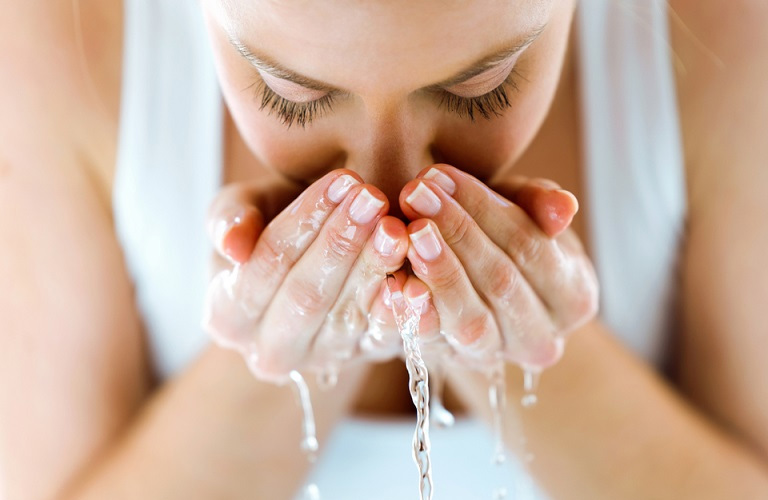 Làm sạch da là bước chăm sóc cơ bản giúp ngăn ngừa viêm da tiết bã