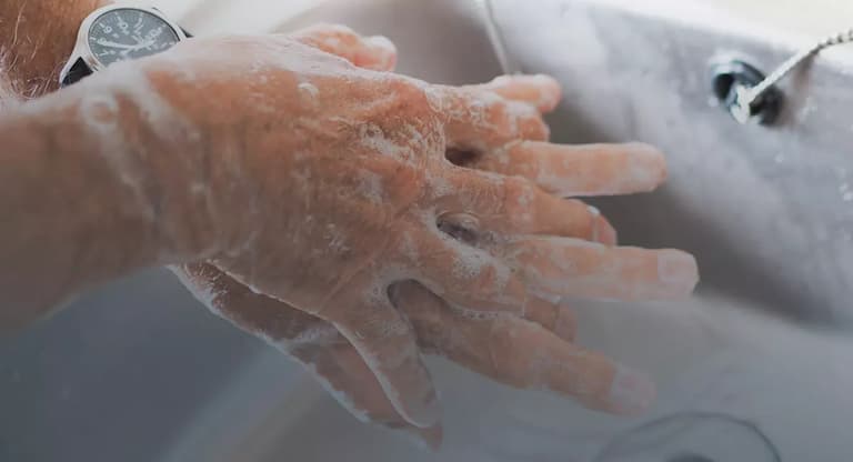 Rửa tay sạch sẽ sau khi tiếp xúc với môi trường bên ngoài là cách ngăn ngừa nấm Penicillium marneffei